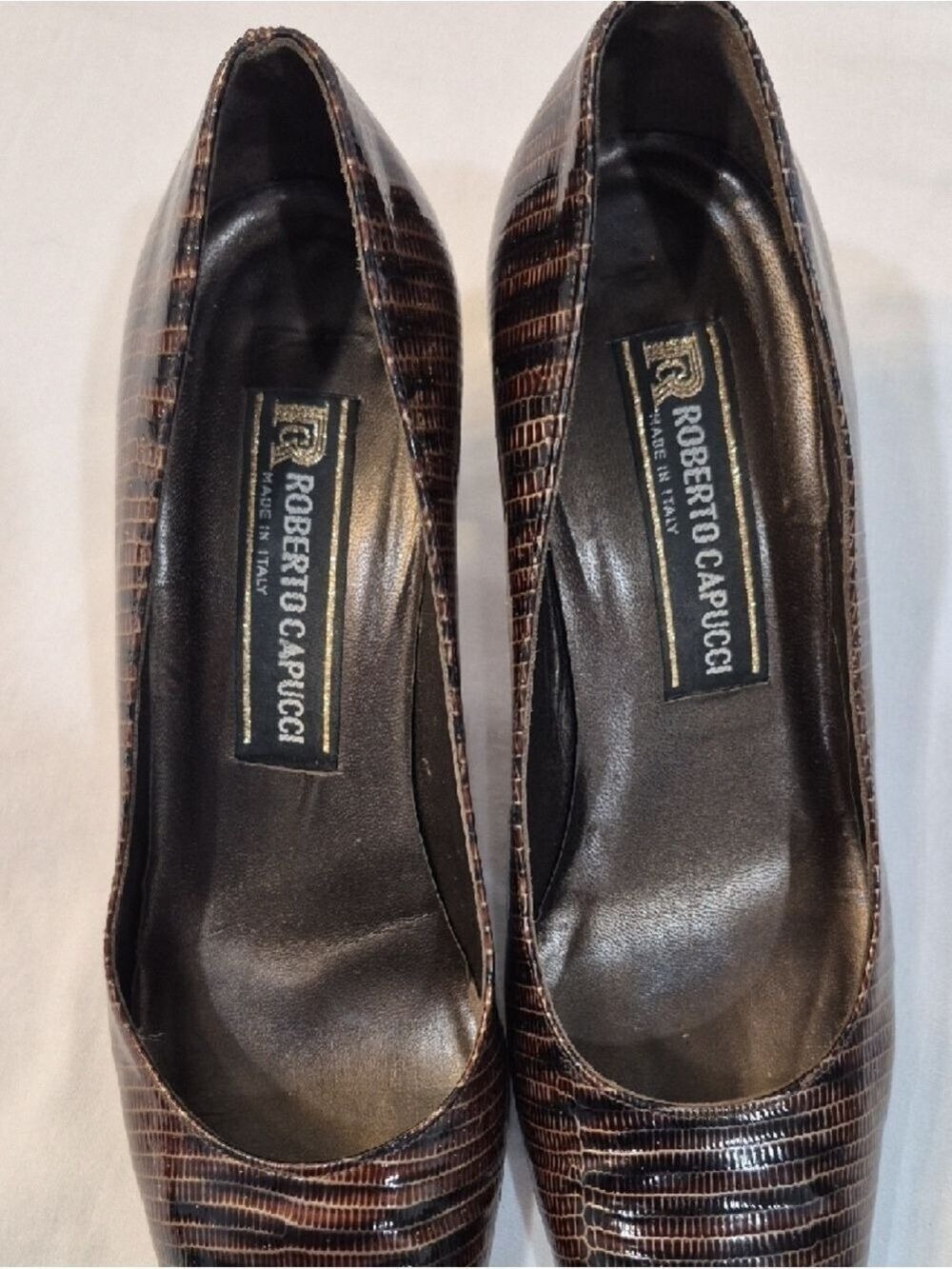 Robetro Capucci Brown Textured Leather Pumps with Low Heel - Picture 7 of 12